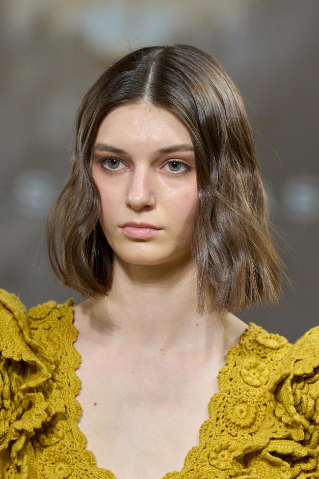 Cabello corto y suave.